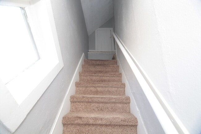 Building Photo - 2 bed 1 bath Moline house!
