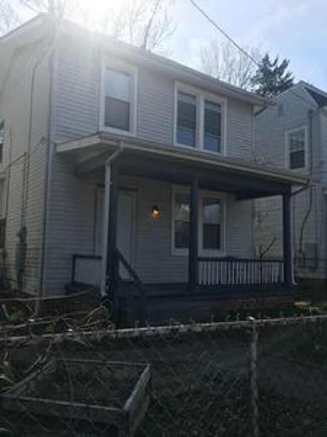 Building Photo - 3.5 bed house in Fulton Hill! Enjoy the beautiful neighborhood, central hvac, laundry, yard!