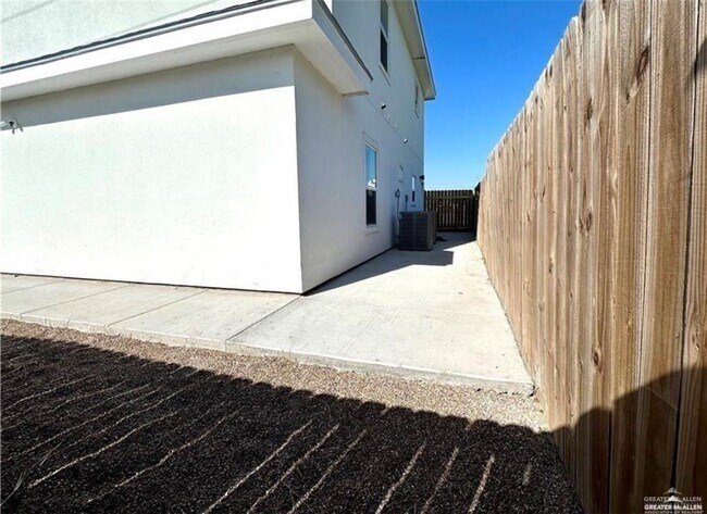 Building Photo - 10 Rafael Dr