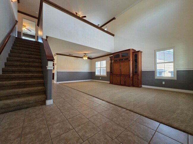 Building Photo - 4 bedroom 3 bathroom in SE Visalia!