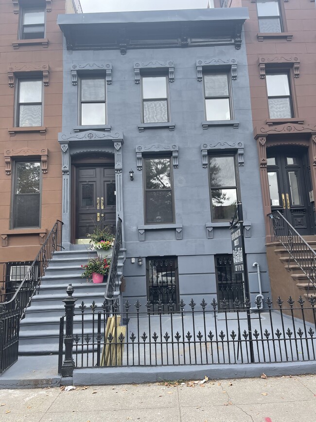 Building - 308 Clifton Plz