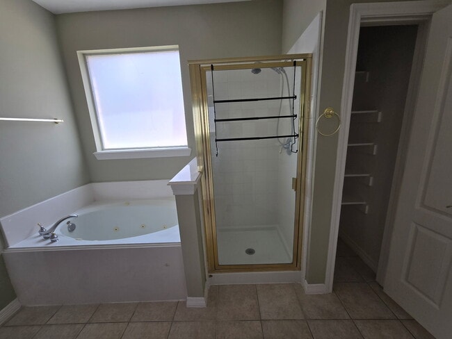 Building Photo - 2126 Blue Water Bay Dr