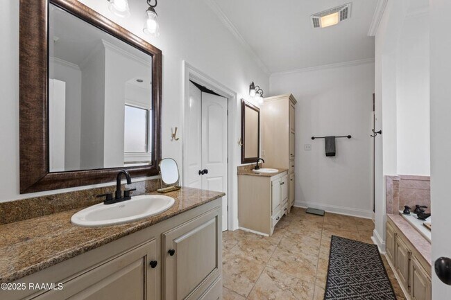 Building Photo - Beautiful 3 bed, 2 bath home available in ...