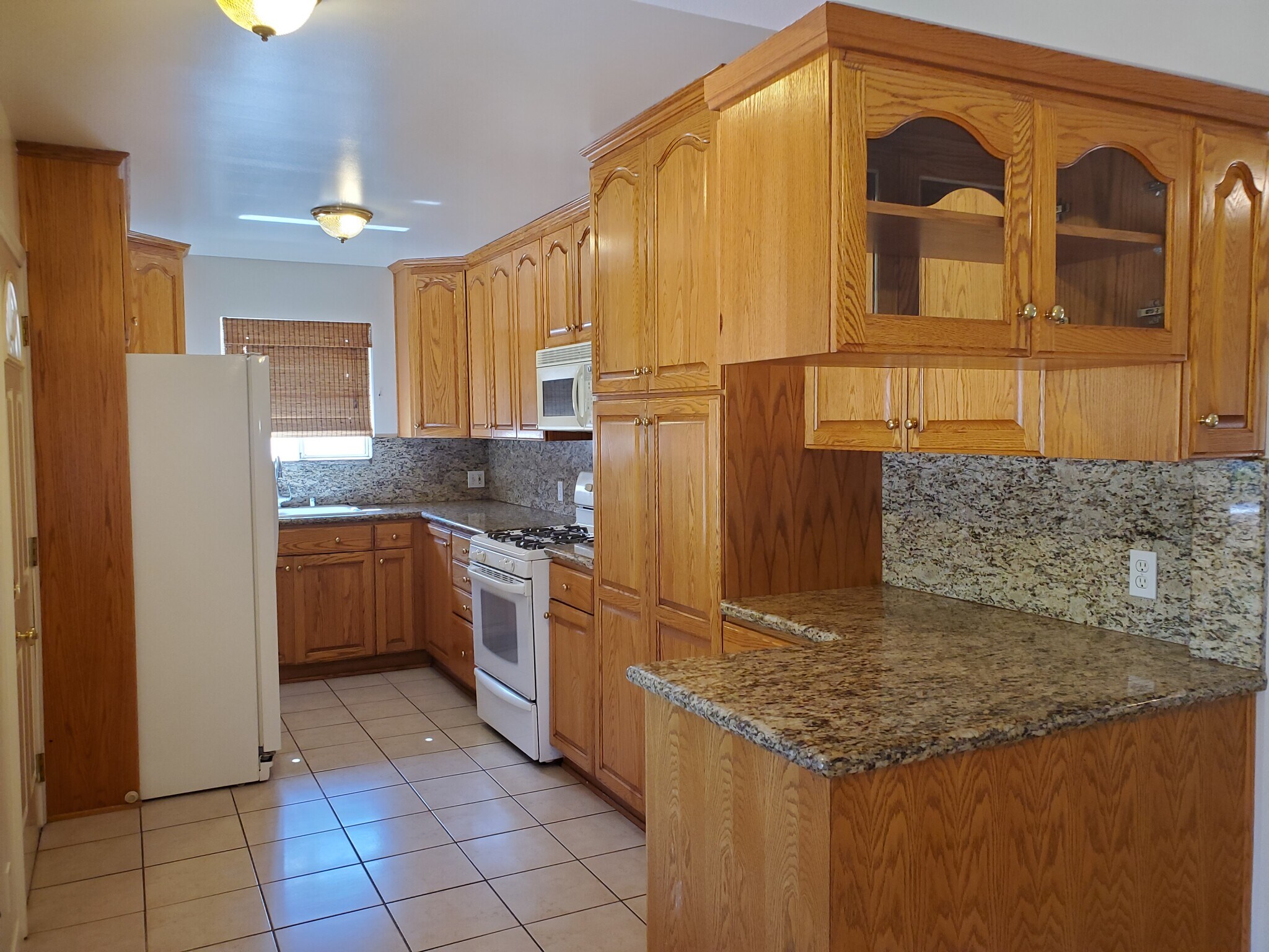 More kitchen - 17961 Lull St