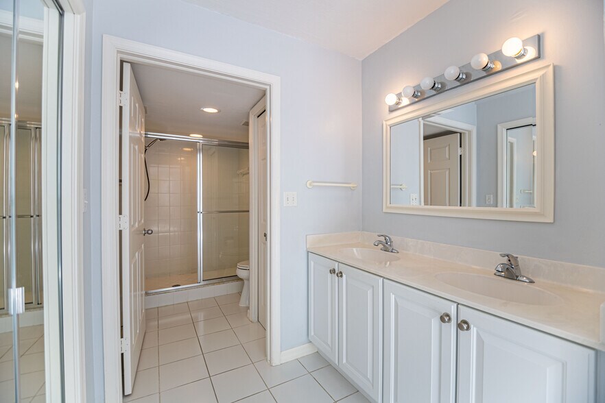 PRIMARY EN SUITE WITH WALK IN CLOSET - 290 Naples Cove Dr