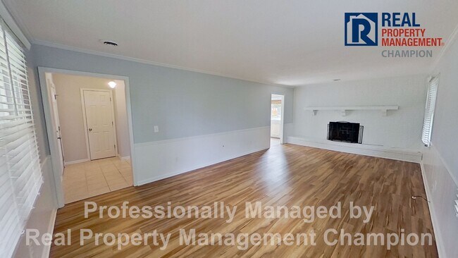 Building Photo - Charming Home Backing up to Arrowhead Park...
