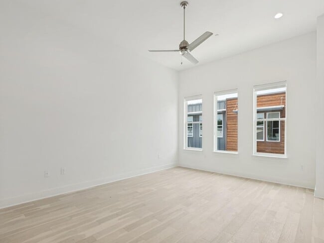 Building Photo - 2505 Bluebonnet Ln