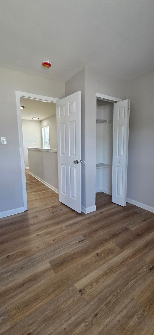 Building Photo - Charming 3-Bed Townhome in Sought-After Si...