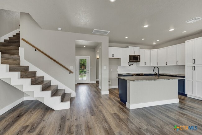 Building Photo - 1216 Canyon Lake Dr