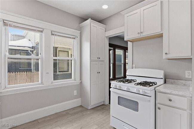 Building Photo - 1323 W 89th St