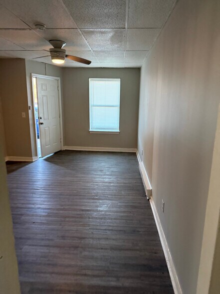 Building Photo - 260 N Commerce Ave