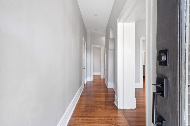 Building Photo - Perfect for BJC Residents/Frequenters