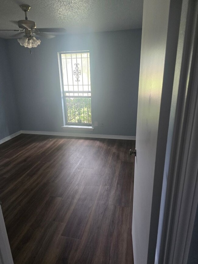 Building Photo - Refurbished - 3 bdrm 2 bath