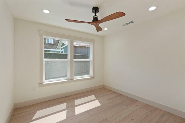 Building Photo - Beautifully Built 2/1 in North Oak Park Close to UC Davis + McGeorge Law School!
