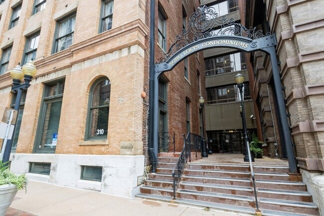 Building Photo - 308 W 8th St