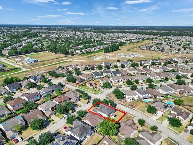 Building Photo - 29650 Legends Green Dr