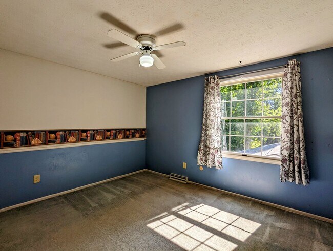 Building Photo - Center Hall Colonial for rent in Hudson!