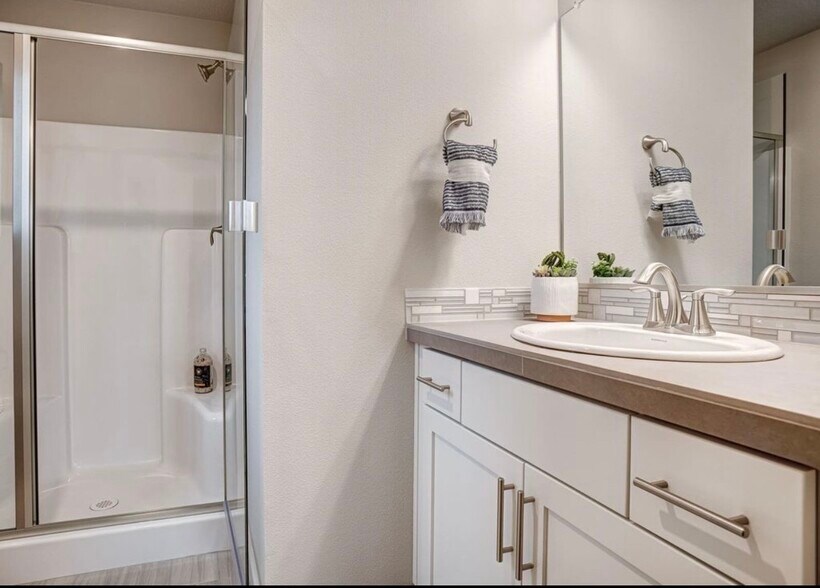 Building Photo - 8879 SW Elena Ln