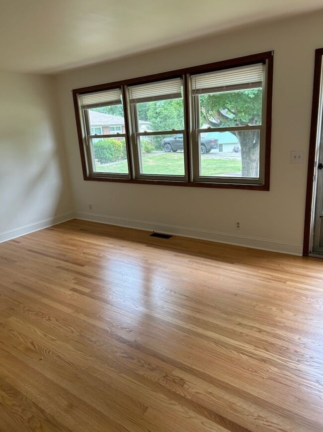Building Photo - 3 Bedroom / 2 Bath Brick Ranch Home Kingsp...