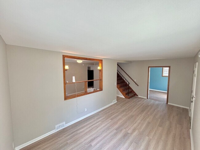 Building Photo - Spacious 5bd single family home | Off Street Parking | Updated kitchen