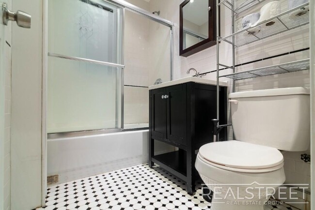Building Photo - Huge Renovated 3 Bed 2 Bath Classic 6 in B...