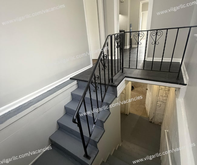 Building Photo - FOR RENT — SPACIOUS 3 BED / 1 BATH HOME