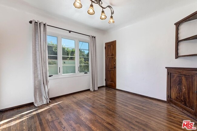 Building Photo - 1304 San Vicente Blvd