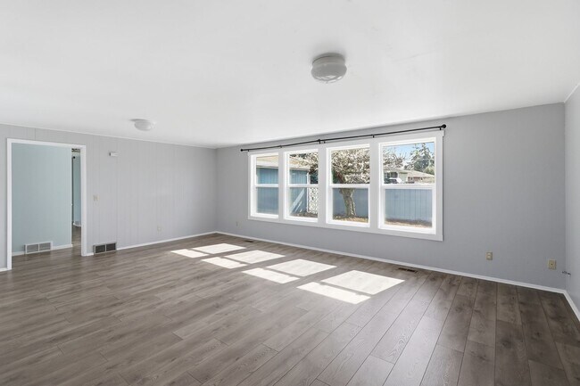 Building Photo - 4 Bed 2 Bath - Pet Friendly - Groups - Landscaping Included - NAS Whidbey