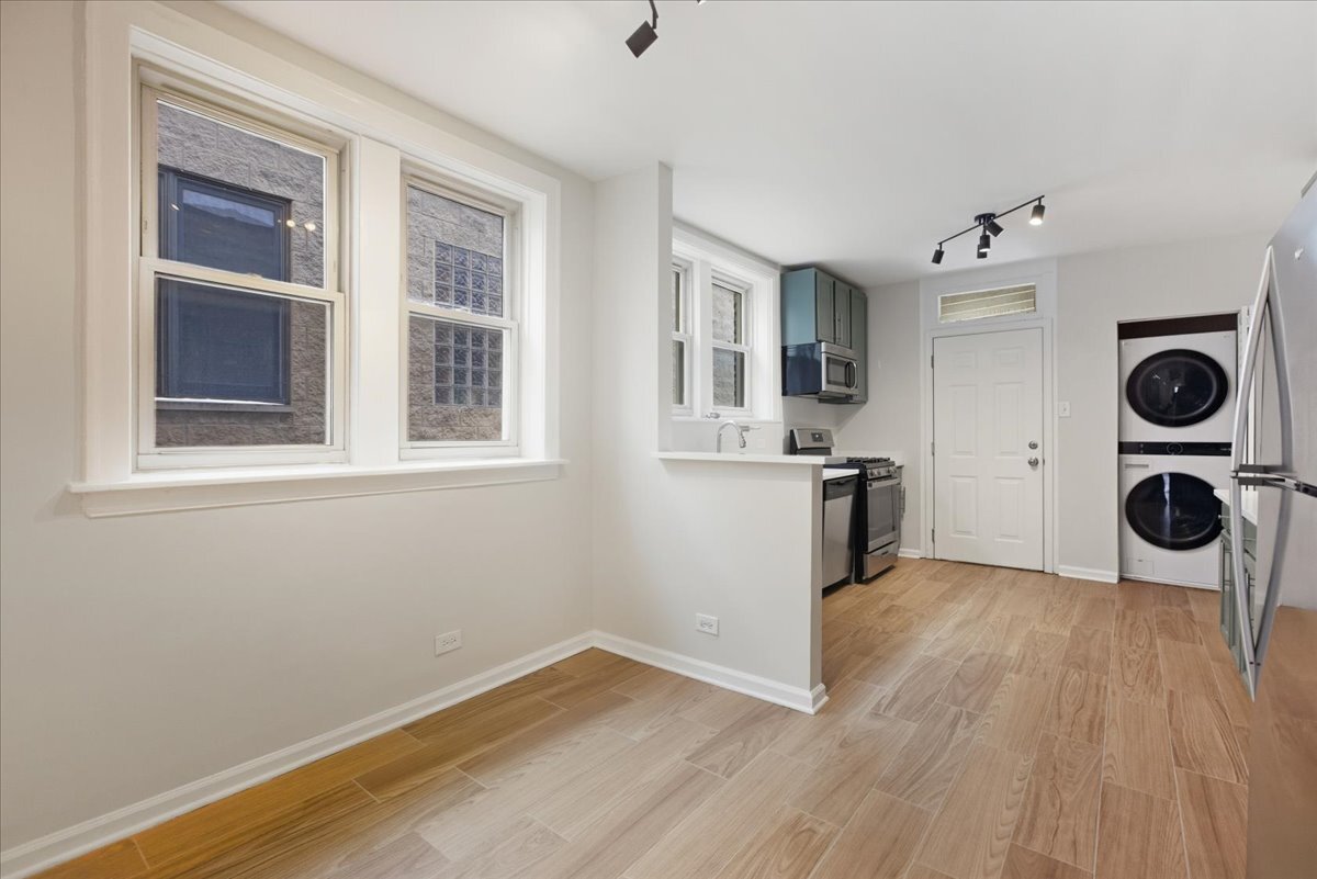 Building Photo - 6136 N Mozart St