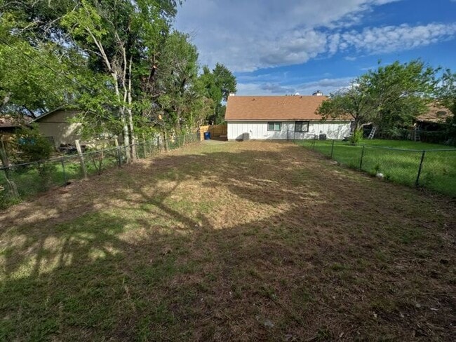 Building Photo - **Newly Updated 2 Bed Home with Spacious B...