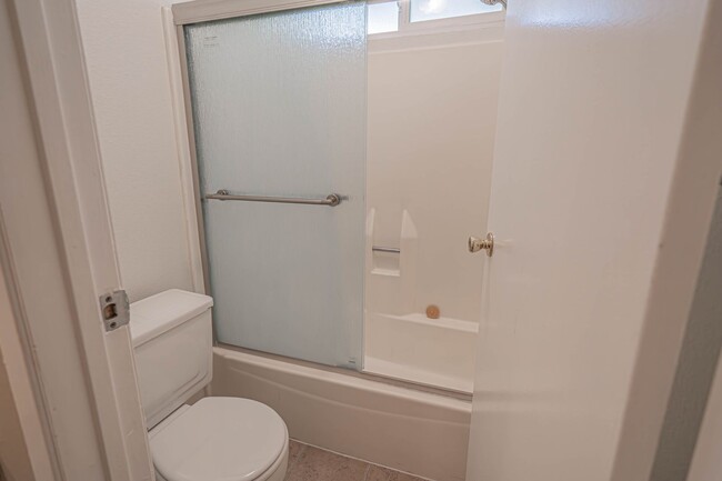 Building Photo - 1 Bedroom Condo for Rent in Canyon Country!