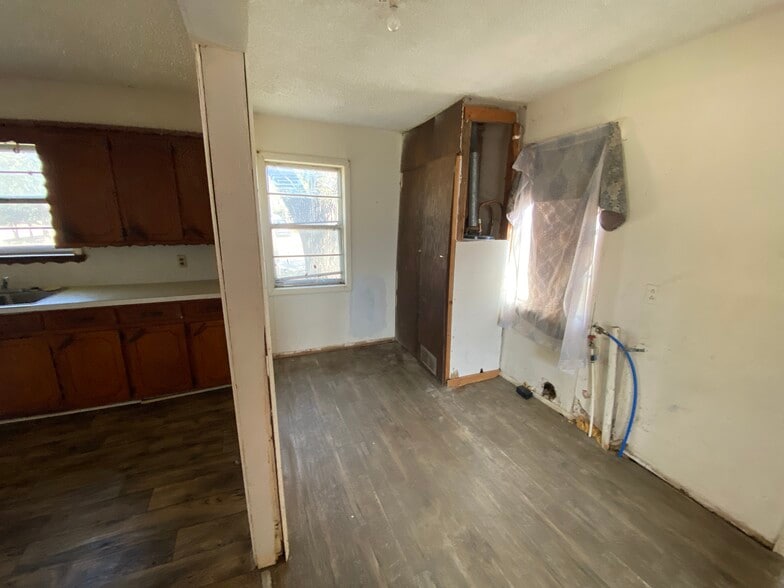 Building Photo - 501 E Broadway St