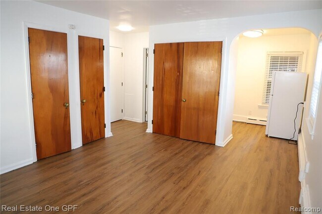 Building Photo - 271 W Maple Rd