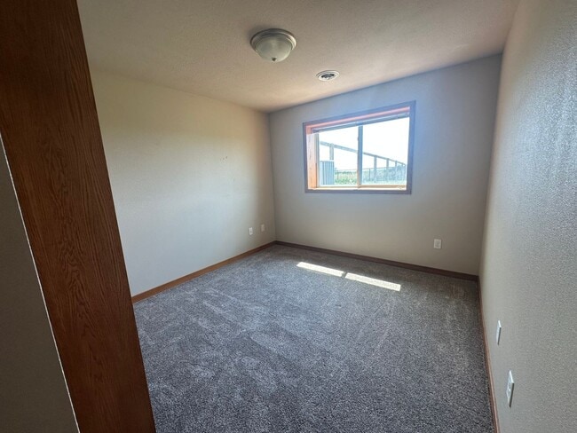 Building Photo - 4 Bedroom Townhome