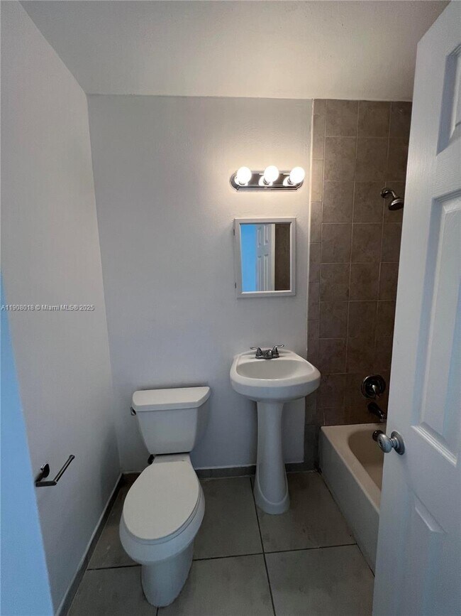 Building Photo - 1600 SW 71st Ct