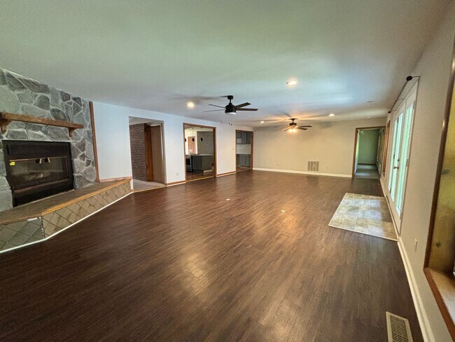 Building Photo - 805 Gardenview Dr