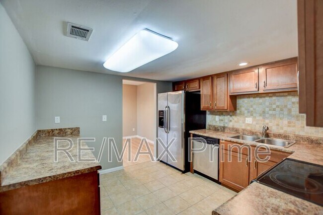 Building Photo - 700 Alder Cir