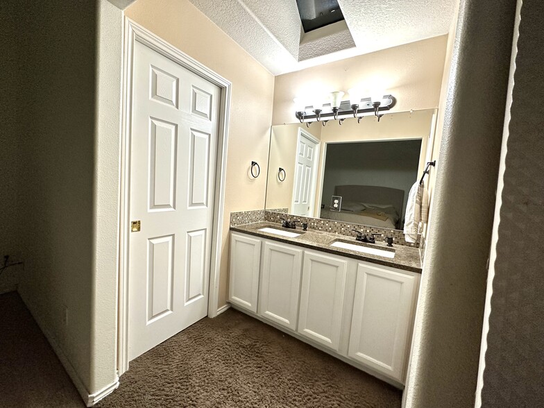 Primary bath - 13636 Duane St