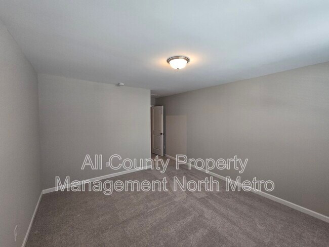 Building Photo - 490 Tall Pnes Ter