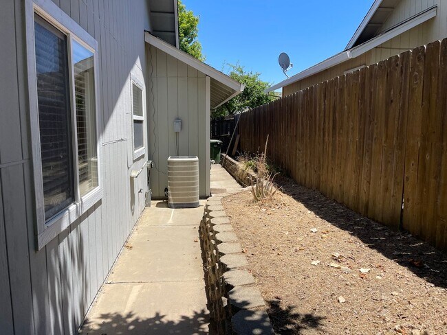 Building Photo - 143 Goldenwest Ct