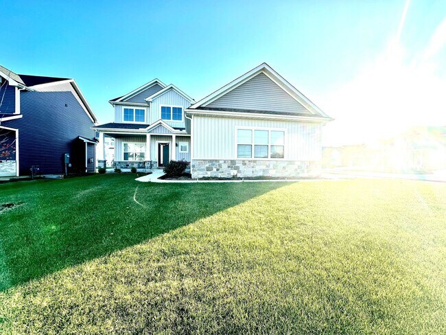 Building Photo - Spacious 5 Bed Home in Bloomington