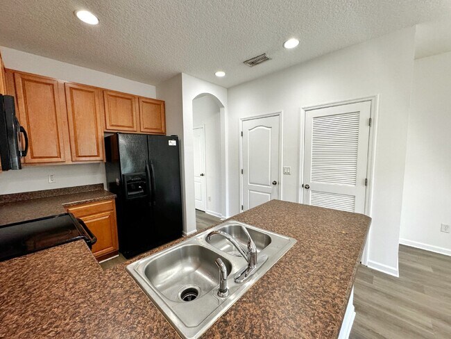 Building Photo - 3BR/2.5BA Paloma Townhome. Bright & Comfortable!