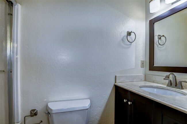 Building Photo - Newly Remodeled 3 Bed, 2 Bath Home with 1 ...