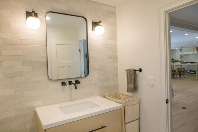 Building Photo - Fabulous spacious home, Great Highlands cul de sac, easy commute, exceptional Cupertino Schools!