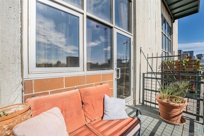 Building Photo - Beautiful One Bedroom Loft in Golden Triangle.
