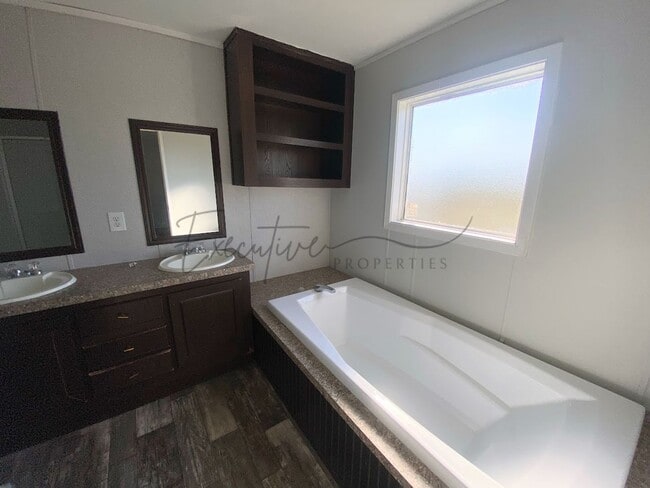 Building Photo - Bright & Spacious 3-Bed, 2-Bath Mobile Hom...