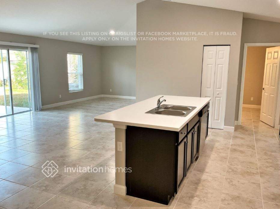 Building Photo - 880 Merrimac St SE