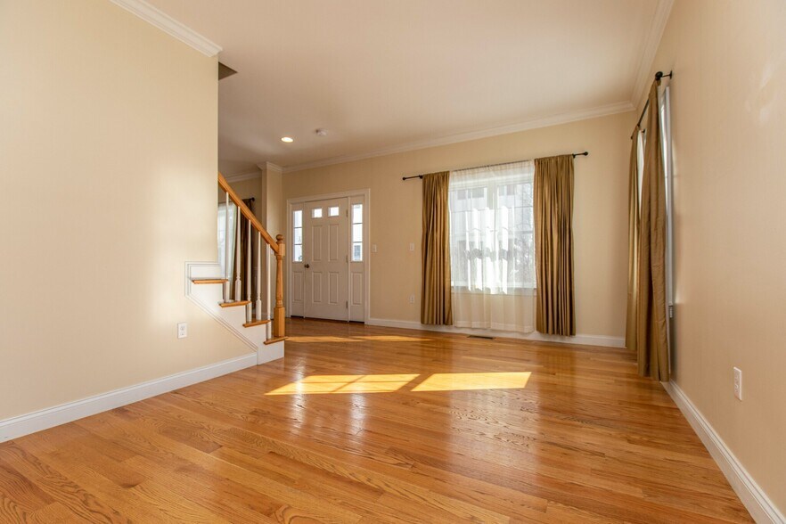 Building Photo - 8 Summer Hill Cir