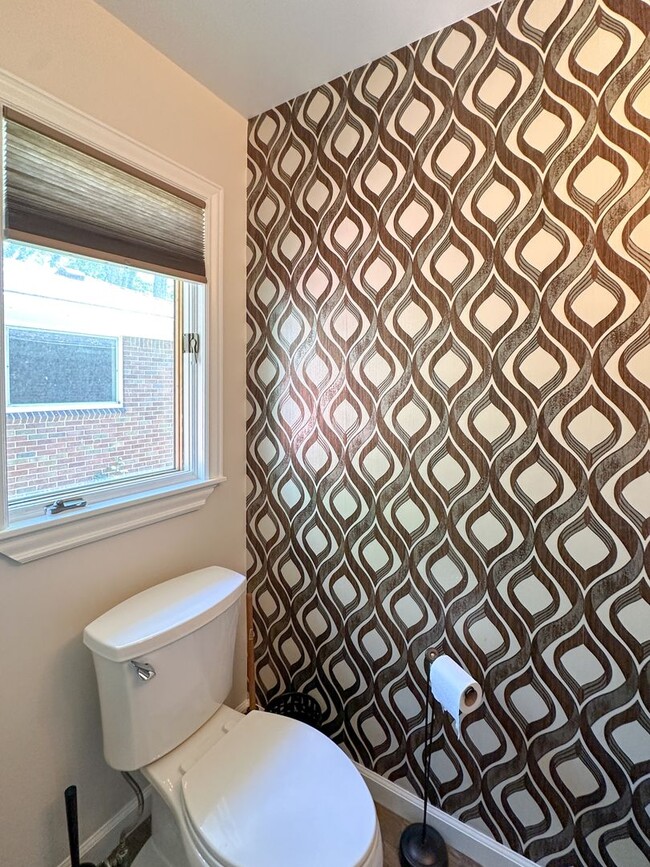 Building Photo - Stylish Grosse Pointe Woods Ranch with EV ...