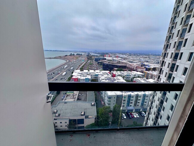 Building Photo - 1 Bed 1 Bathroom Condo Available View of W...
